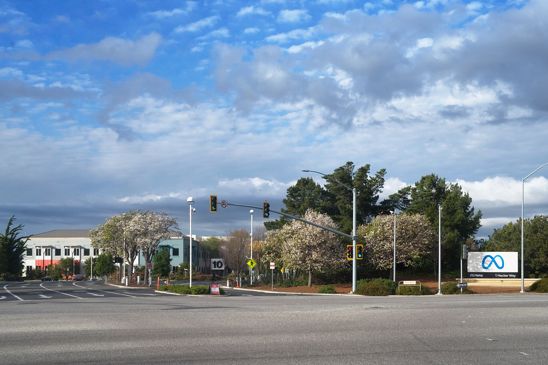 Meta 总部：Menlo Park，1 Hacker Way。图片：Wikimedia Commons，CC0